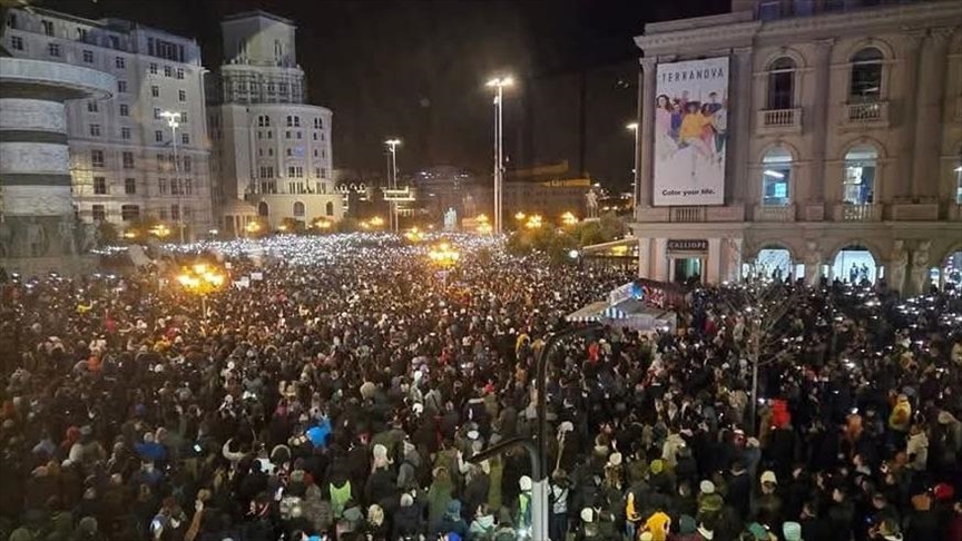 Üsküp'te 59 kişinin hayatını kaybettiği gece kulübü yangını sebebiyle gösteri düzenlendi