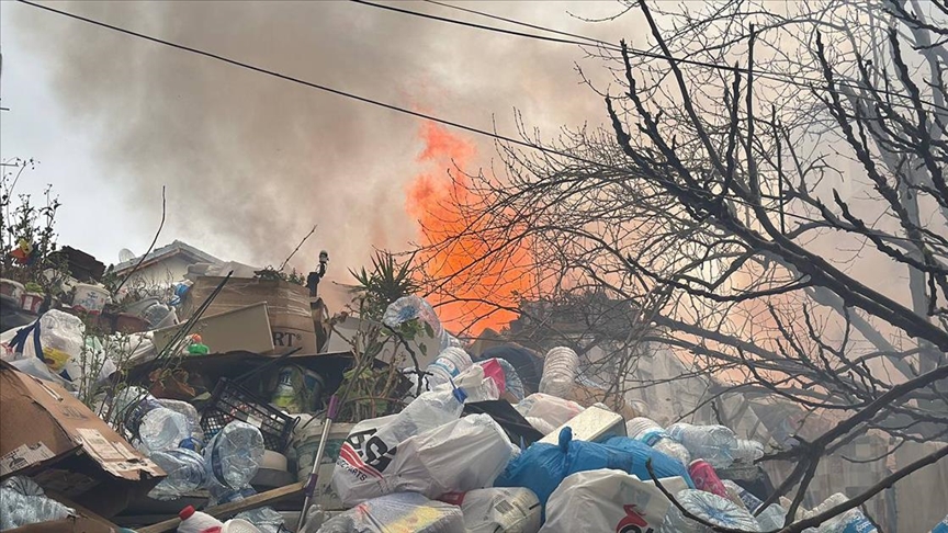 Ataşehir'de tek katlı binada çıkan yangın söndürüldü