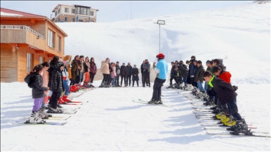 Hakkarili çocuklar kayak sporuyla sağlıklı geleceğe adım atıyor