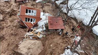 Artvin'de heyelanda 1 ev yıkıldı, 2 ev ağır hasar gördü