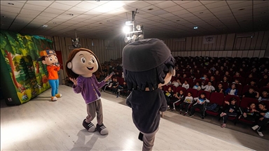 İzmir'de minik öğrenciler, yerli ve milli hava araçlarını müzikalle tanıdı