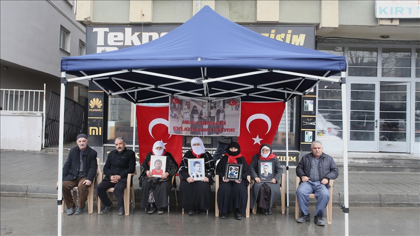 Muşlu aileler DEM Parti binası önündeki "evlat nöbeti"ni sürdürdü