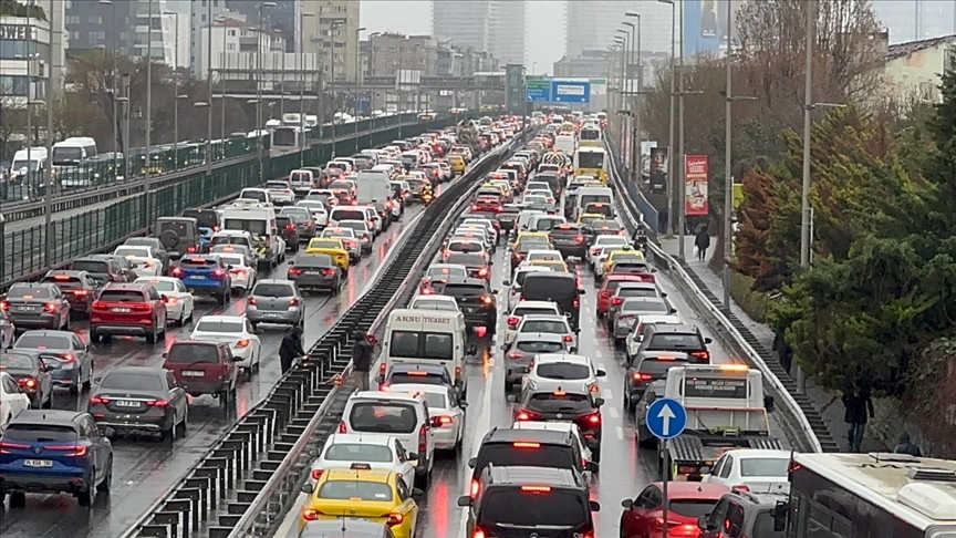 İstanbul'da akşam saatlerinde trafik yoğunluğu yaşanıyor