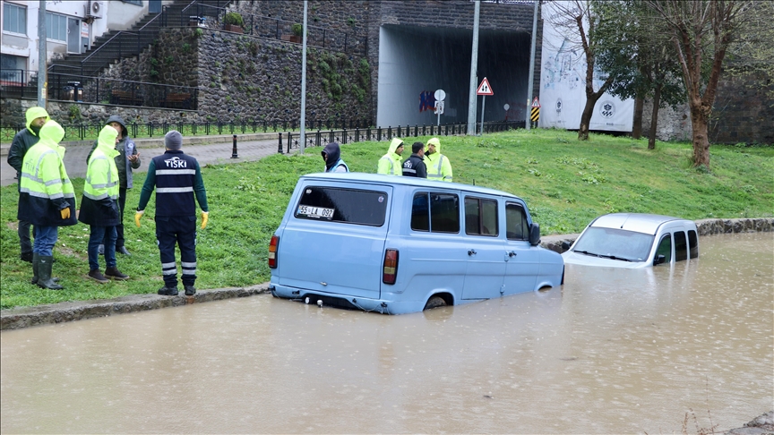 Trabzon'da sağanak hayatı olumsuz etkiledi 