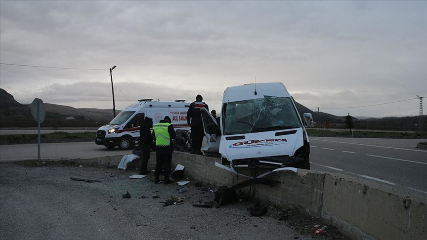 Tokat'ta istinat duvarına çarpan işçi servisindeki 21 kişi yaralandı