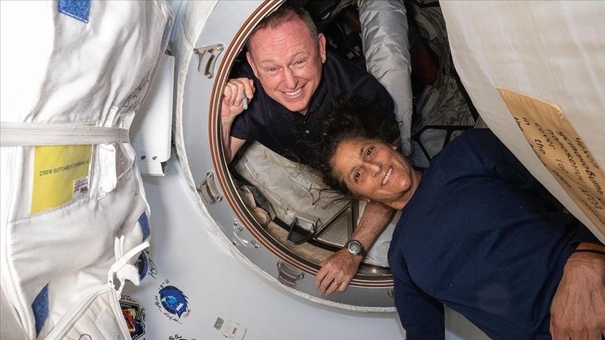 SpaceX capsule carrying NASA astronauts returns to Earth
