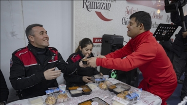 Down sendromlu milli sporcular iftar çadırında yemek servisi yaptı