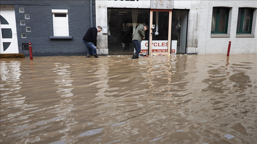 France to distribute survival manual to all households in case of major crisis