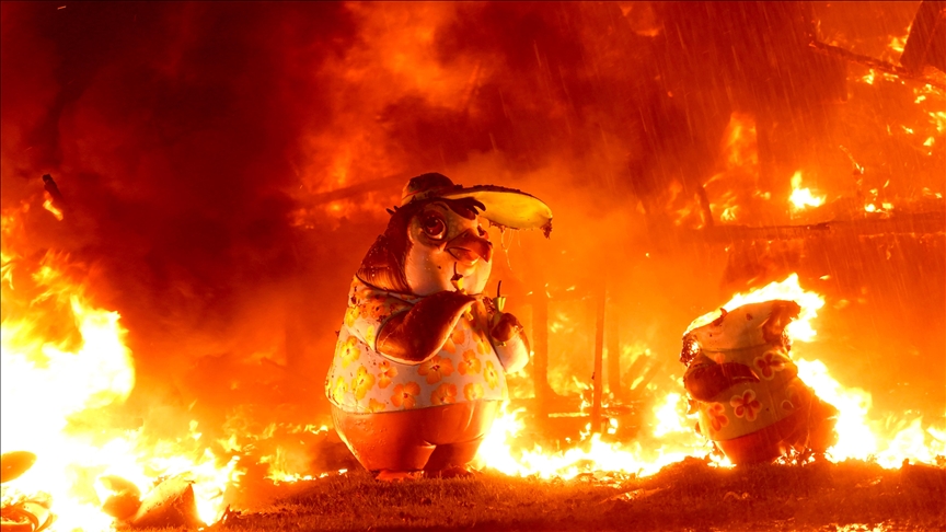 Spanjë, mbahet festivali shumëngjyrësh "Las Fallas"