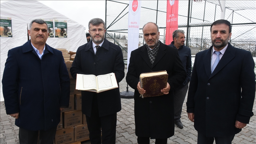 Malatya'da yıpranmış Kur'an-ı Kerimlerin yerine yenileri dağıtılıyor
