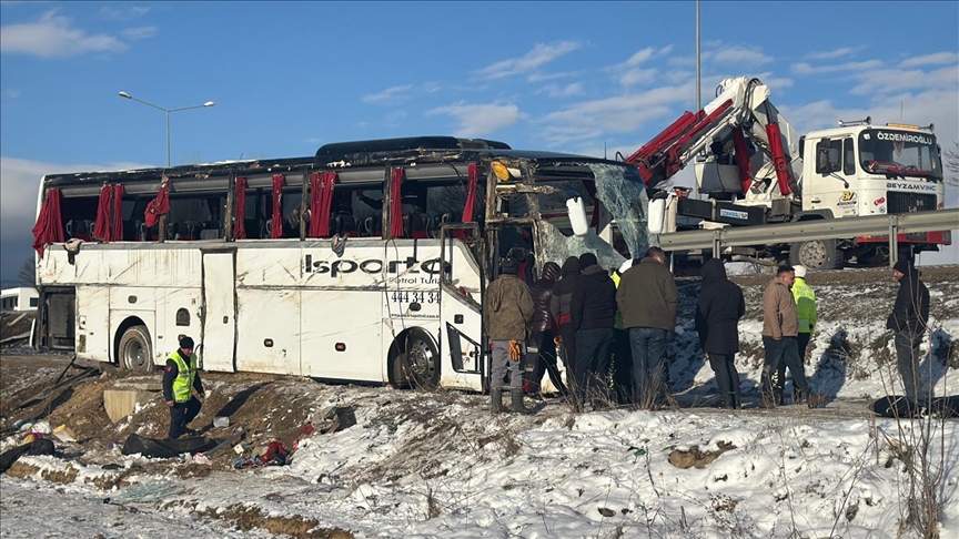 Afyonkarahisar'da yolcu otobüsü şarampole devrildi, 1 kişi öldü, 25 kişi yaralandı