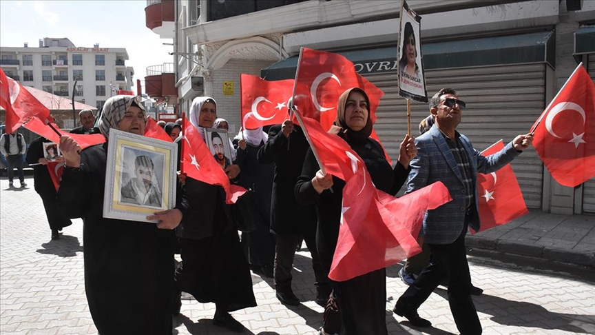 Vanlı aileler, DEM Parti İl Başkanlığı önündeki eylemlerini sürdürdü