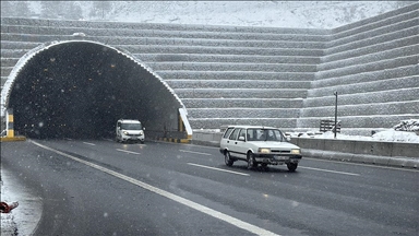 Bolu Dağı'nda kar ve sis etkili oldu