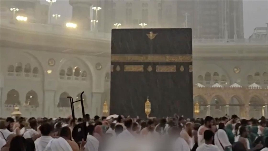 Shiu i dendur në Mekë krijon pamje të bukura në Qabe