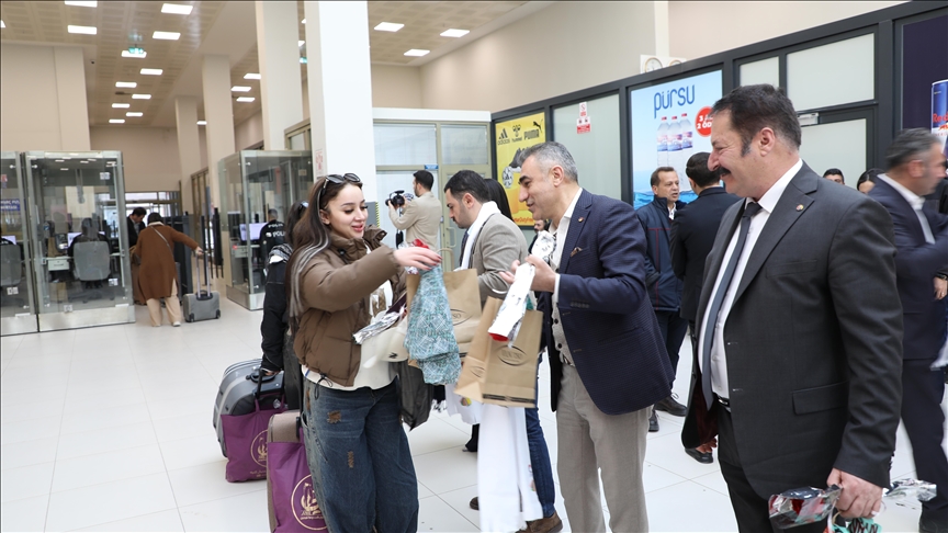 گردشگران ایرانی در مرز وان با گلها و استقبال گرم مورد پذیرایی قرار گرفتند
