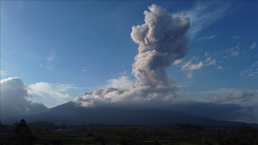 Volcano eruption affects air traffic in Indonesia Volcano eruption affects air traffic in Indonesia