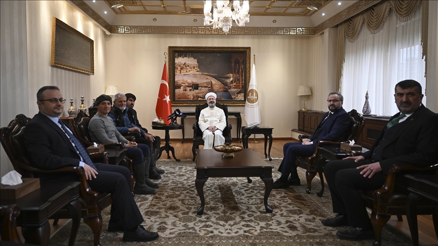 Diyanet İşleri Başkanı Erbaş, İspanya'dan at sırtında hac yolculuğuna çıkan hacı adayları ile görüştü