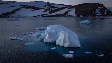 Scientists transport Antarctica's oldest ice cores to Europe