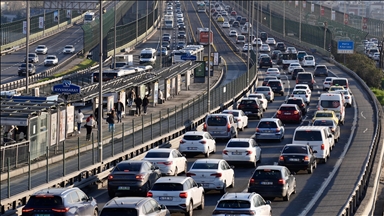 İstanbul'da akşam saatlerinde trafik yoğunluğu yaşanıyor 