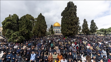 80,000 Palestinians perform Ramadan prayers at Al-Aqsa despite Israeli restrictions