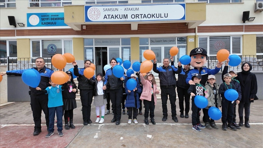 Samsun'da polislerden Down sendromlu Derin'e sürpriz ziyaret