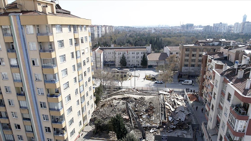 Konya'da 6 katlı bina çöktü