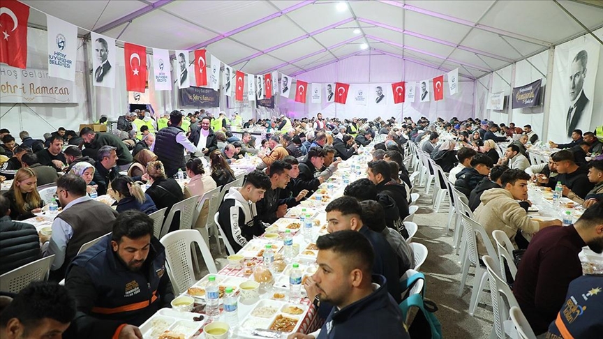 Depremzedeler "Bu sofrada kardeşlik, ramazanda bereket var" sloganıyla iftarda buluşturuluyor