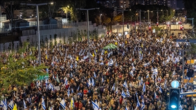 Dhjetëra mijëra izraelitë në protestë për pengjet në Gaza dhe kundër shkarkimit të shefit të Shin Bet