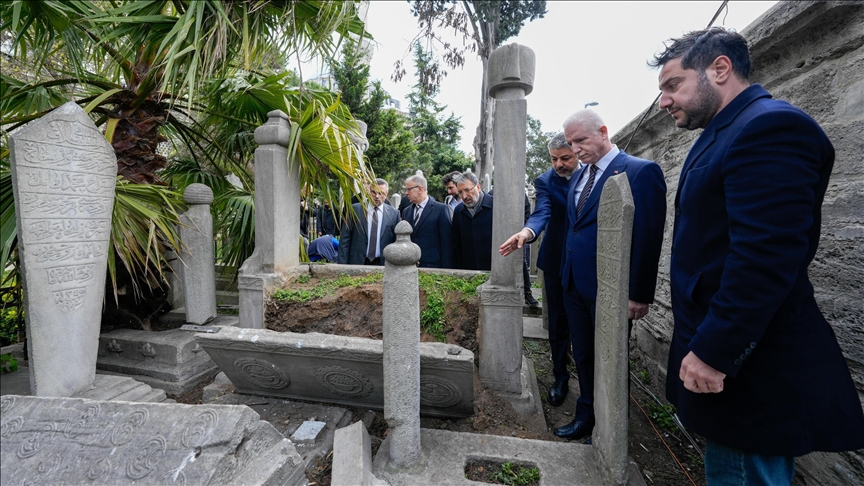 İstanbul Valisi Gül, izinsiz gösterilerde zarar gören camide incelemede bulundu