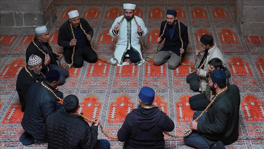 بطول 13 مترا.. أتراك يستخدمون سبحة تاريخية في رمضان