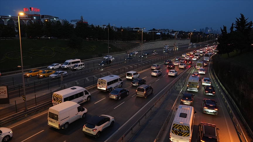 İstanbul'da haftanın ilk iş gününde trafikte yoğunluk yaşanıyor