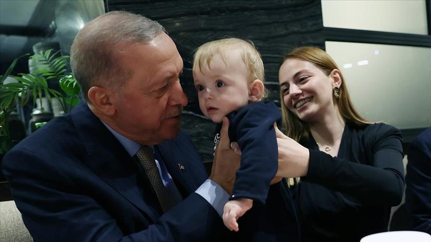 Serokomar Erdogan li kafeyekê bi welatiyan ra sohbet kir