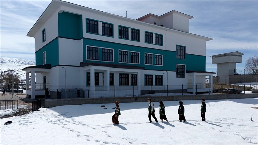 Yeşilay ekipleri köy okullarındaki öğrencileri bağımlılığa karşı bilinçlendiriyor