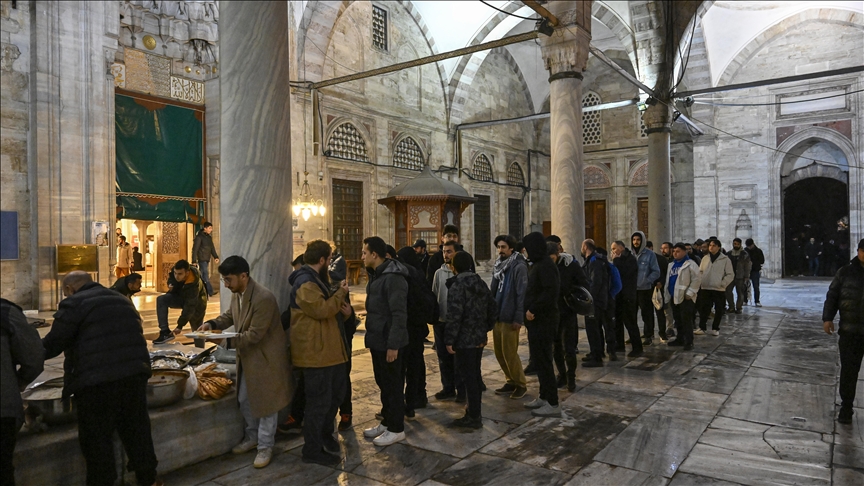 Qerebalixa ku li Mizgefta Şehzadebaşiyê civiya, li hemberî texrîbata mizgeftê nobet girt