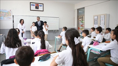 Milli Eğitim Bakanı Tekin, Bursa'da sınıf başkanı seçilen öğrencinin vaadini gerçekleştirdi