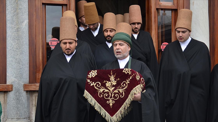 قونيا التركية.. إقبال كبير على رؤية شعرات من لحية النبي