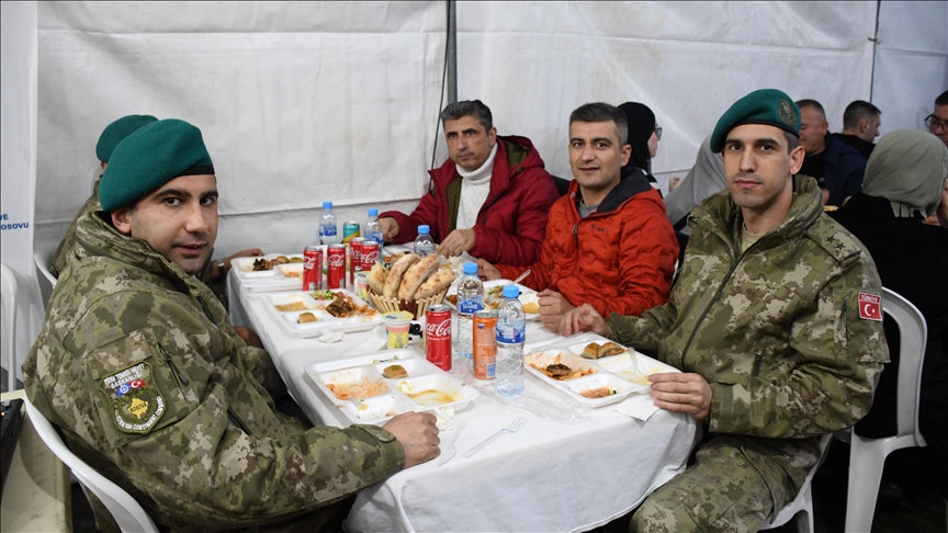 Kosova’da görevli Türk askerleri, Kadir Gecesi dolayısıyla Prizren’de iftar verdi