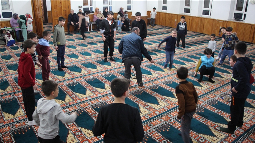 Sakarya'da camiye gelen çocuklar oyun ve hediyelerle ramazan coşkusunu yaşıyor