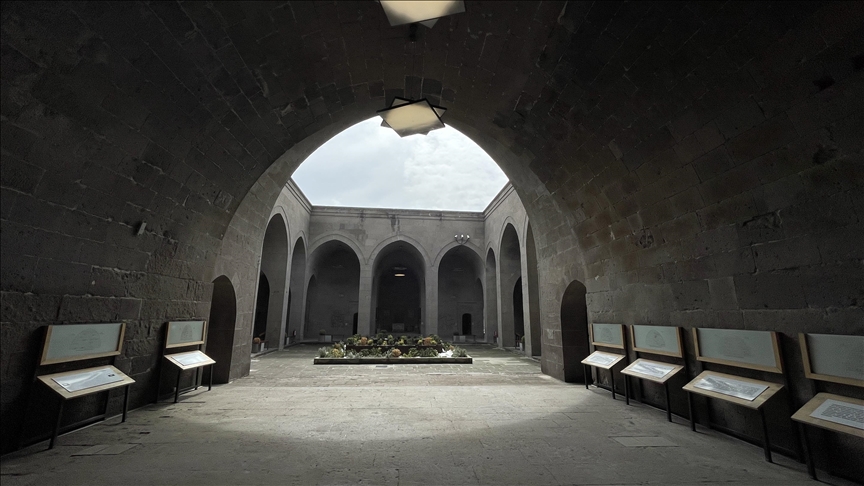 Hikayesi aşkla başlayan medrese ziyaretçilerini zamanda yolculuğa çıkartıyor