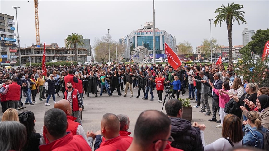 İzmir'de üç belediyeye grev kararı asıldı