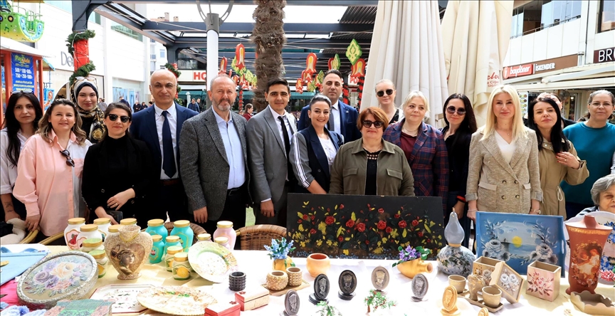 Edirne'de huzurevinde el sanatları öğrenen yaşlılar sergi açtı