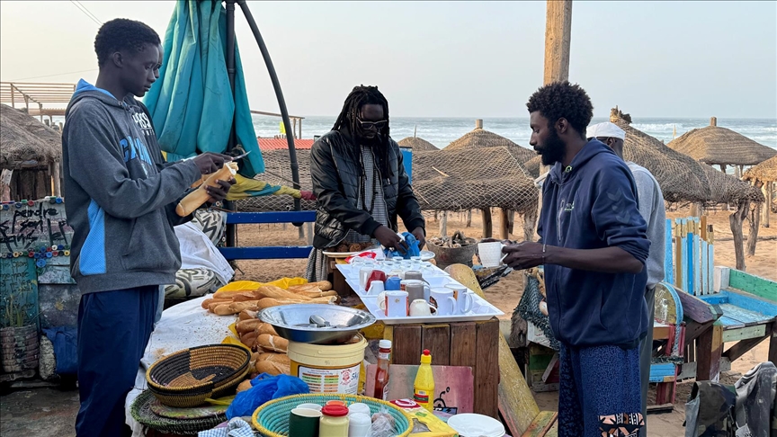 Senegalli gençlerden okyanus kıyısında ücretsiz iftar