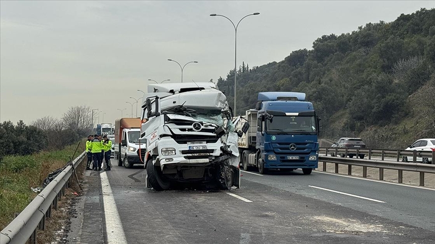 Anadolu Otoyolu'nun Kocaeli kesiminde zincirleme trafik kazası ulaşımı aksattı