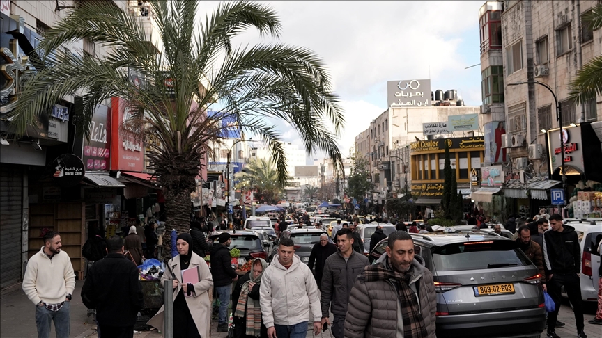الضفة.. مئات الفلسطينيين يتناولون الإفطار على حاجز إسرائيلي