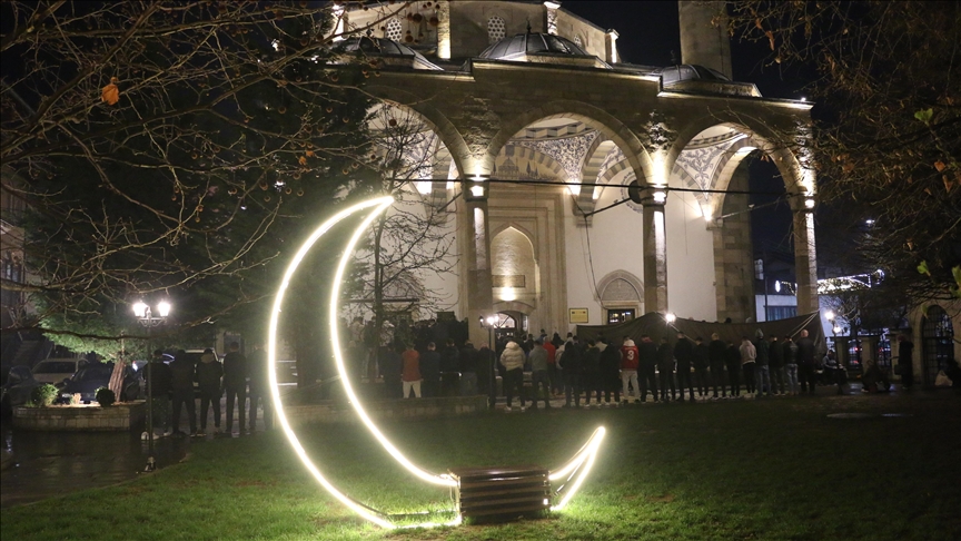 Muslimanët e vendeve të rajonit shënojnë Natën e Kadrit