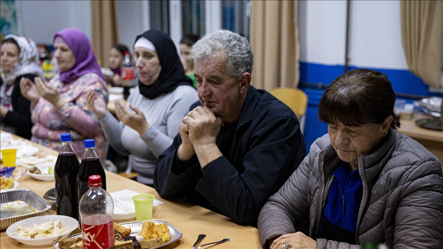 Bosna Hersek'te papaz Juric, Boşnak komşularıyla geleneksel köy iftarında buluştu