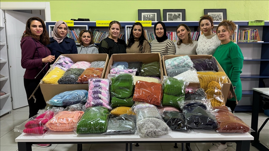 Kadınların kütüphanede sesli kitap dinlerken ördüğü kıyafetler depremzede çocuklara ulaştı