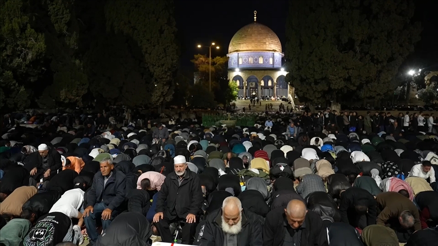 Kadir Gecesi'nde 180 bin Müslüman Mescid-i Aksa'da yatsı ve teravih için saf tuttu