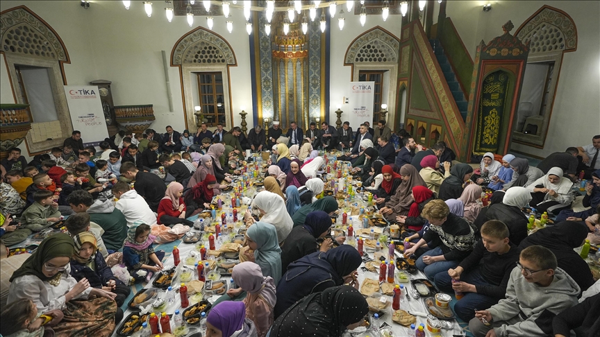 TIKA okupila stotine mališana na iftaru u sarajevskoj Carevoj džamiji