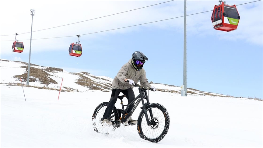 Downhill sporcuları Erciyes'in karla kaplı pistlerinde güç depoluyor